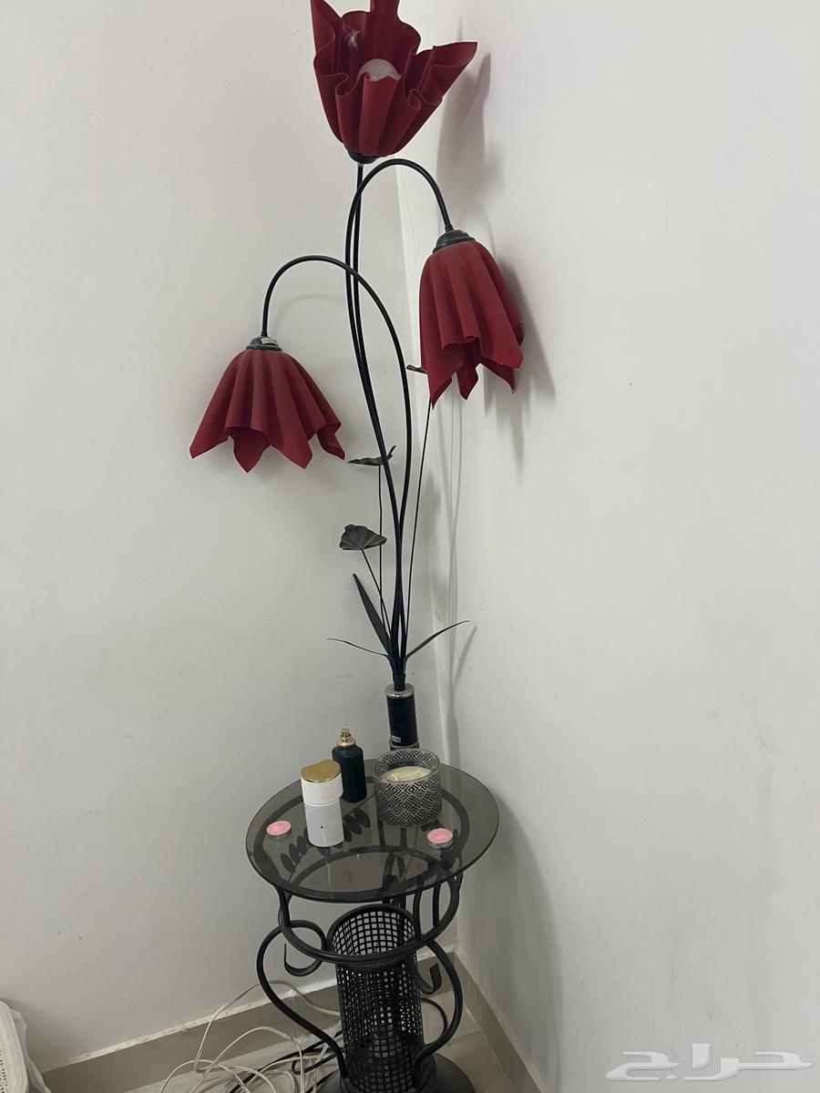 طاوله بزهور وفيها لمبات64585683590913110