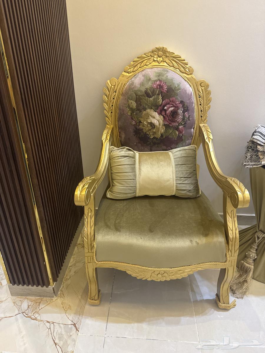 طقم كنب نوع فخم شبه جديد يتسع لعدد 14 شخص وايضا دولاب زجاجي64584404648321112