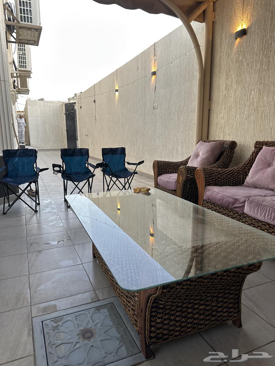 كراسي خشب جميله بطاولتهاا وبمسااندها ( نظيفه جدا  )64584785400579112