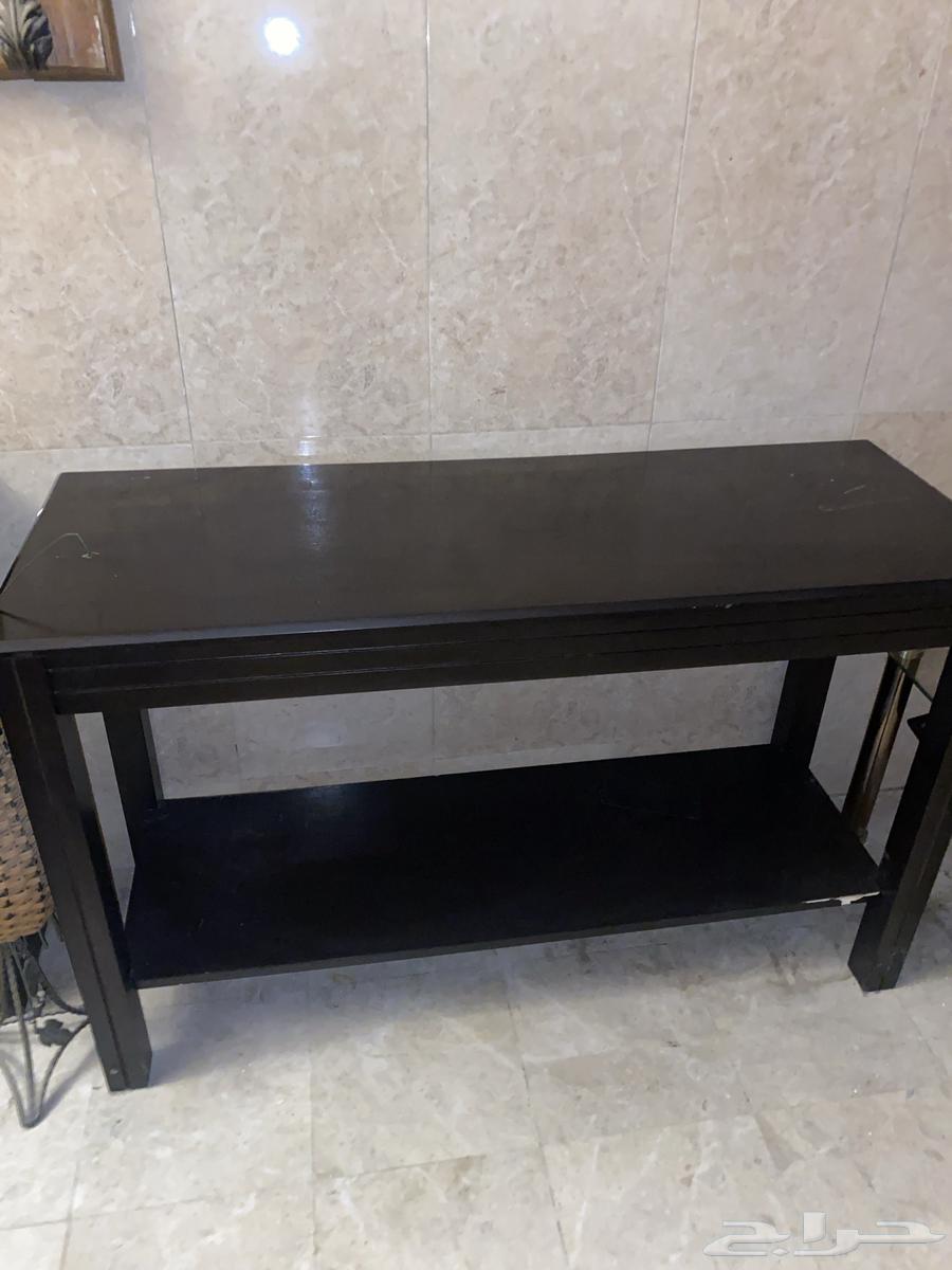 اثاث للبيع طاولتين مكتبية و طاولات صغيره و طاوله قزاز صغيره64587689732737111