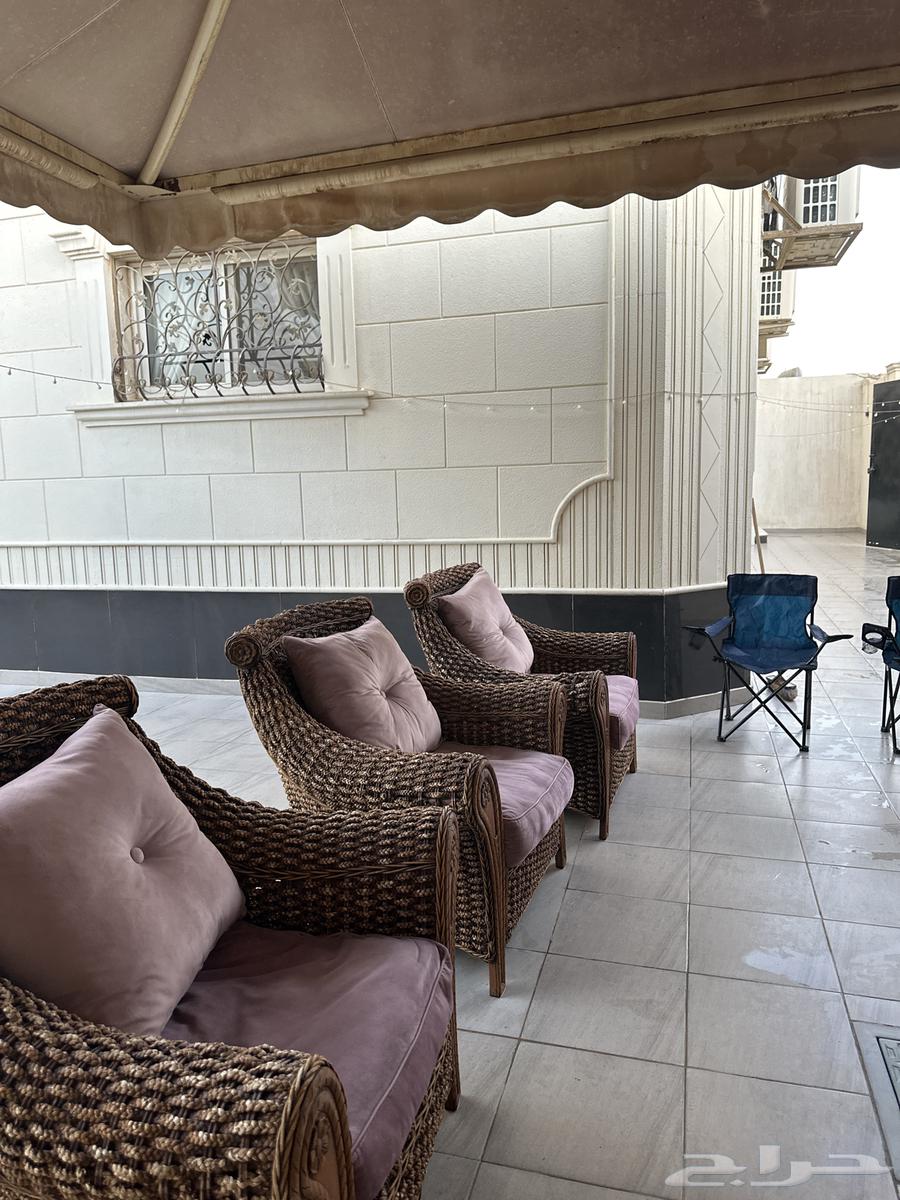 كراسي خشب جميله بطاولتهاا وبمسااندها ( نظيفه جدا  )64584785400579113