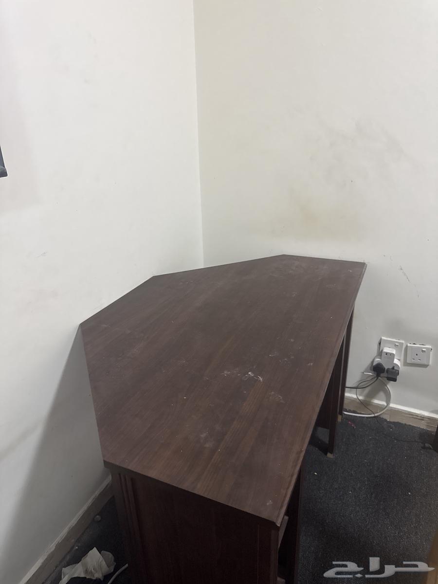 Office desk and chair in excellent condition, without mirror and dresser64585795126275111