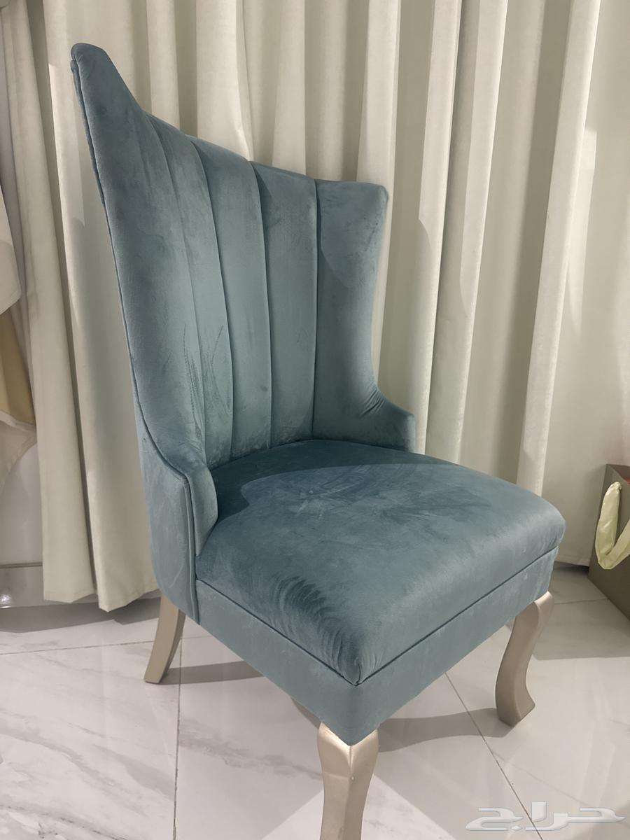 Chair of the same shape two64585380774658110