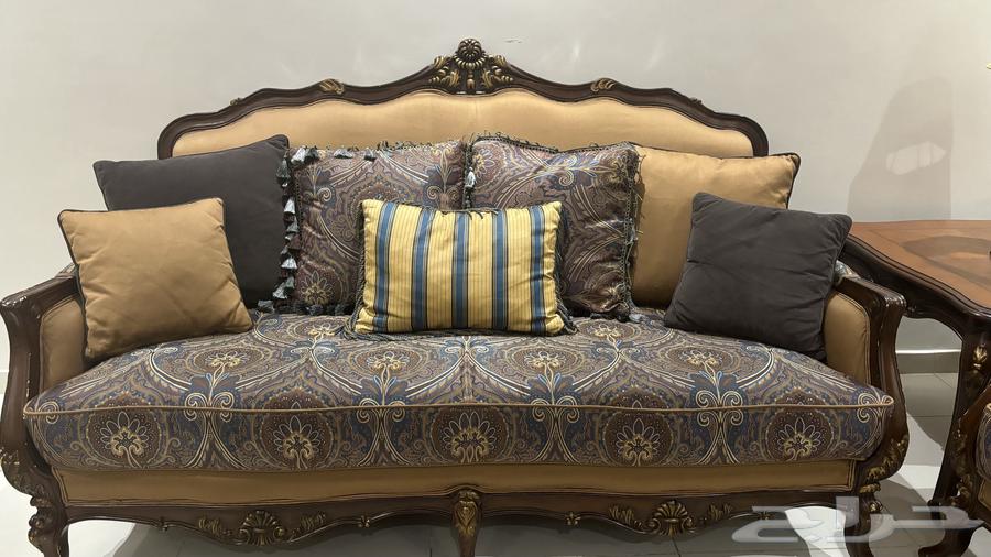 طقم كنب مع طاولات وستاره وابجورات64584617142403111