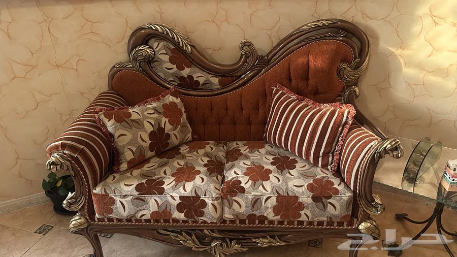 طقم كنب مع طاوله كبيره كامل جديد ونظيف64584827683203113