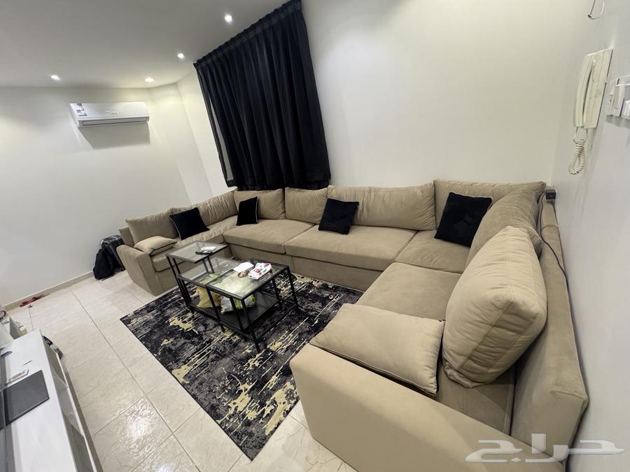 كنب صالة مع سجادة وطاولات خدمة استخدام سنة والبيع مستعجل64581292747265111