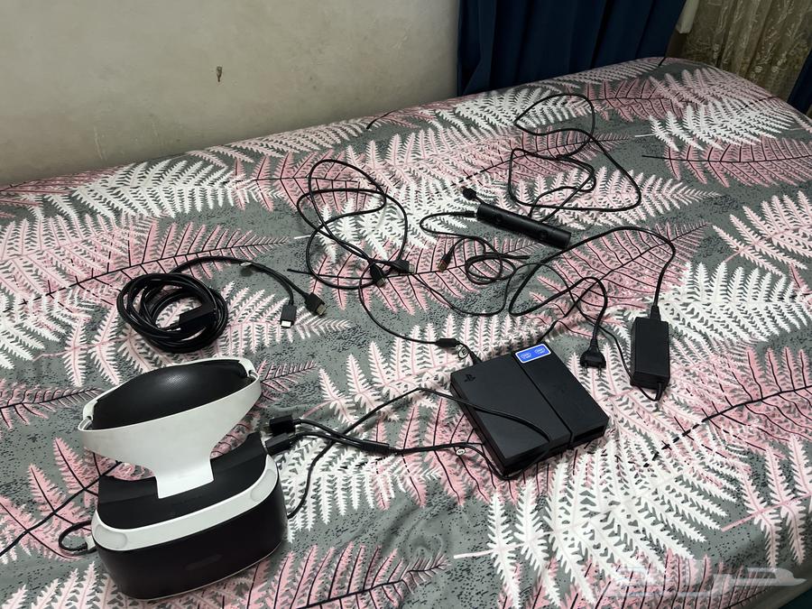 PSVR headset with camera and all accessories except the hands64442748480770110