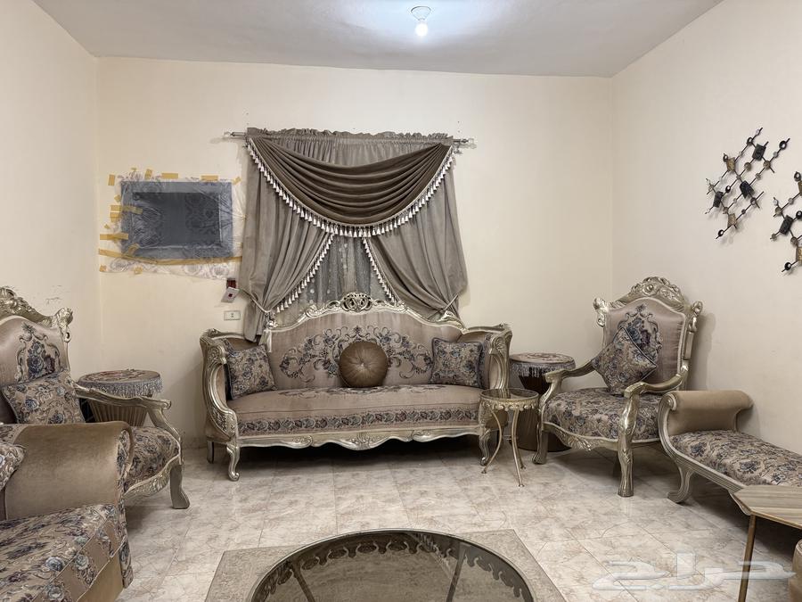 كنب مكون من 8 قطع نظيف ومتكامل للبيع المستعجل64584461326595111