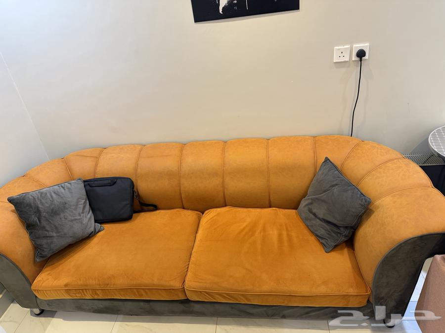 طقمين كنب للبيع بحالة جيدة  بسعر مغري بداعي السفر 500 ريال64588048886274110