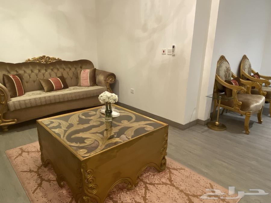 للبيع طقم كنب مجلس نظيف جدا مع الطاولات64579910683651114