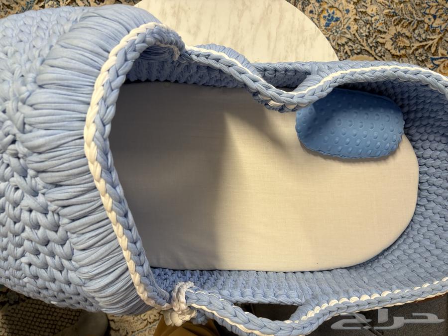 سرير مواليد ولادي ابيض وازرق شغل يدوي جديد لم يستخدم64587540617603111
