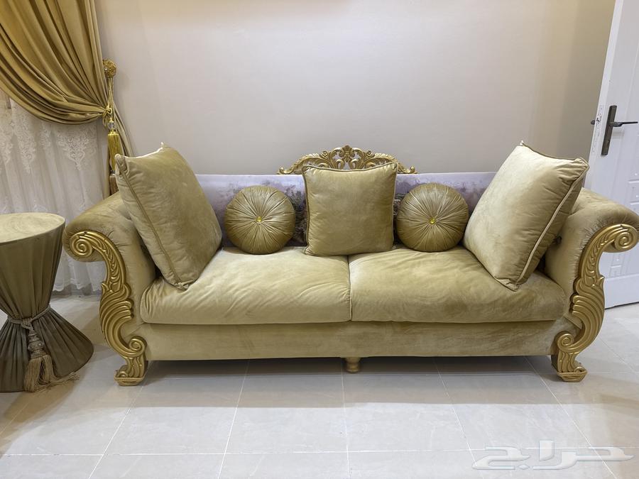 طقم كنب نوع فخم شبه جديد يتسع لعدد 14 شخص وايضا دولاب زجاجي64584404648321111