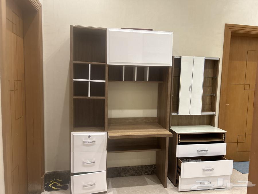 مكتبه وتسريحه مستخدمه ب 300 ريال ثنينهم64583923044099110