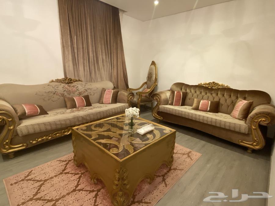 للبيع طقم كنب مجلس نظيف جدا مع الطاولات64579910683651112