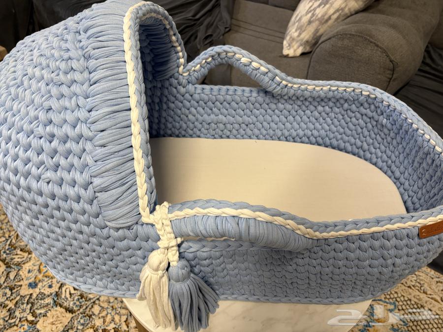 سرير مواليد ولادي ابيض وازرق شغل يدوي جديد لم يستخدم64587540617603112