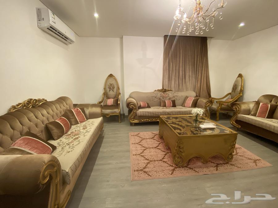 للبيع طقم كنب مجلس نظيف جدا مع الطاولات64579910683651111