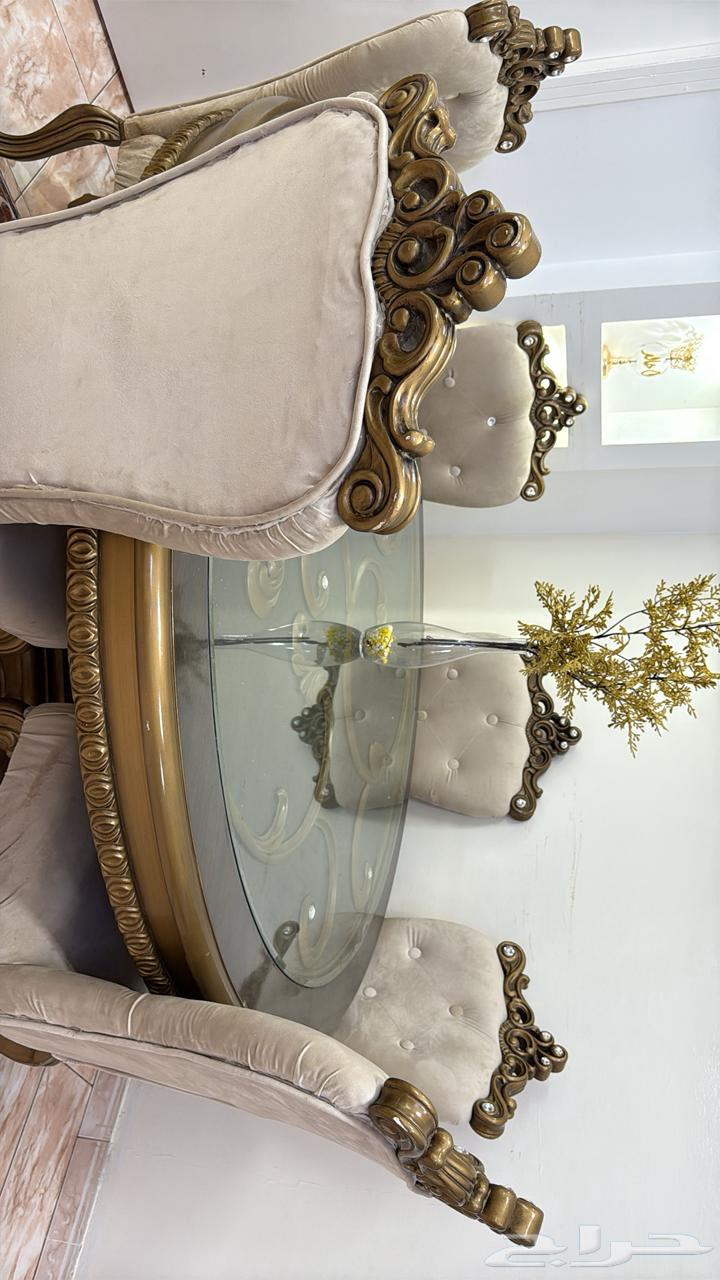 Table with 6 chairs64588024109571112