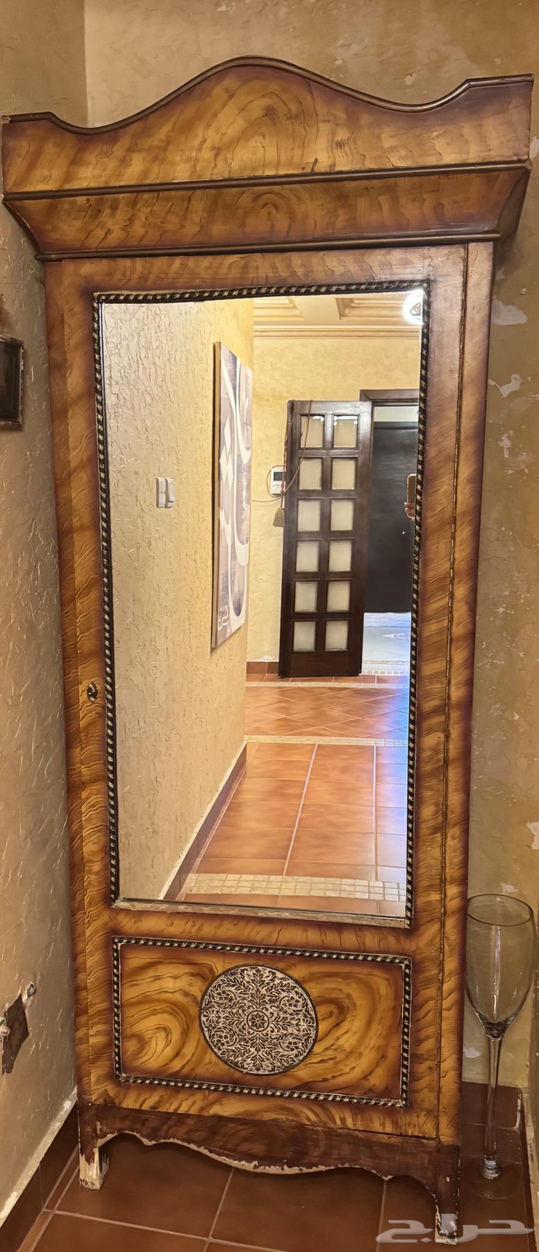 Closets and table64584785495299112