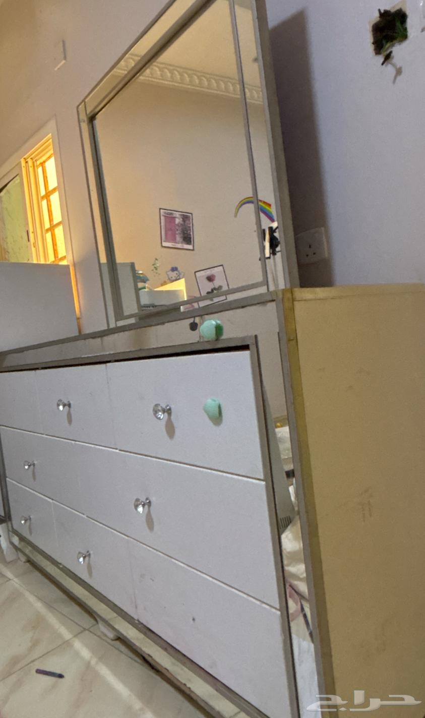 فقط دولاب وشوفيرة وتسريحة64581402139267110