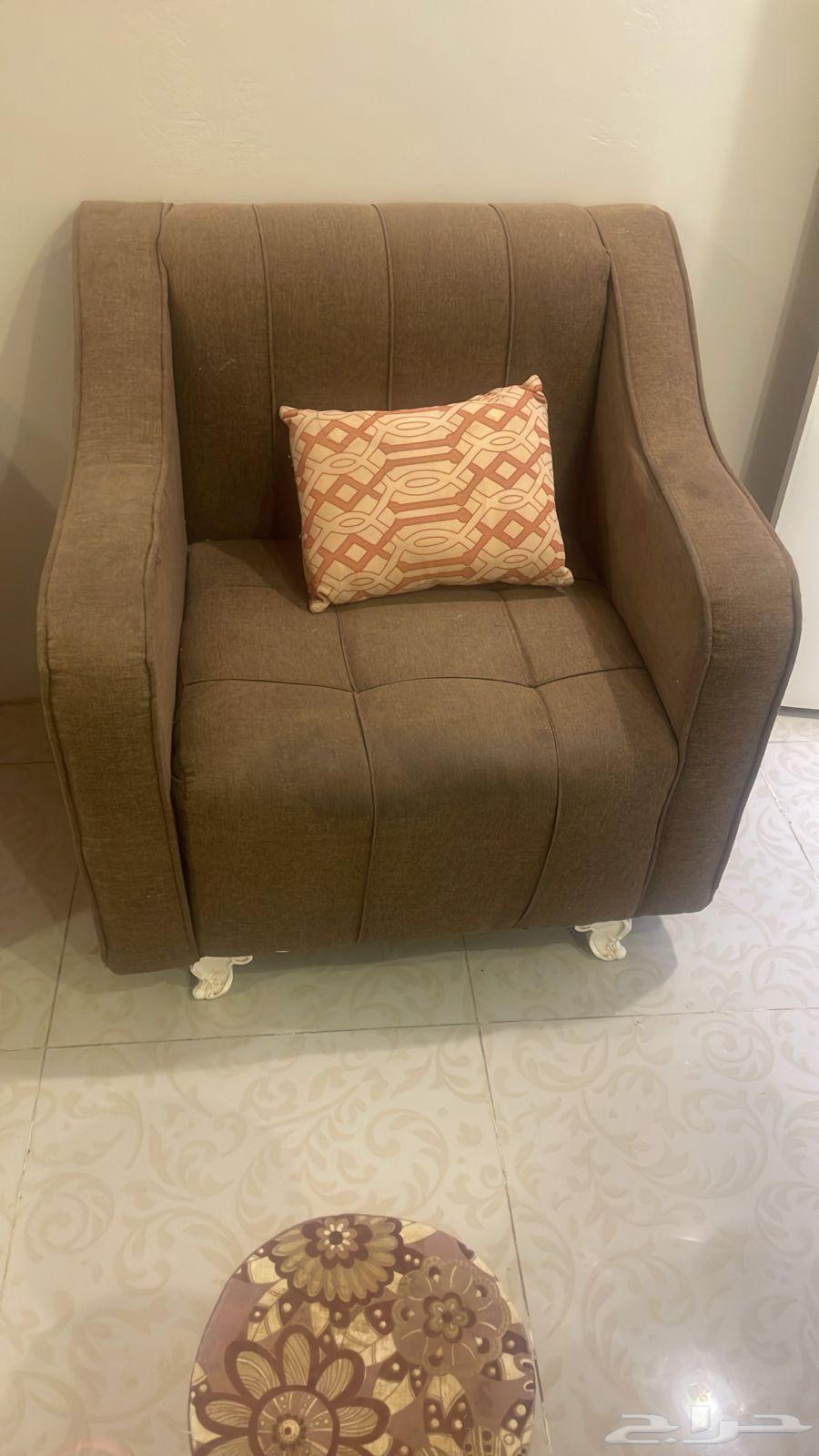 كنب خمس قطع اللون بني مستعمل غير نظيف يحتاج تنظيف64585943102081113