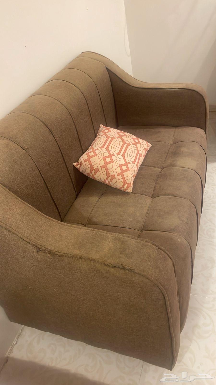 كنب خمس قطع اللون بني مستعمل غير نظيف يحتاج تنظيف64585943102081112