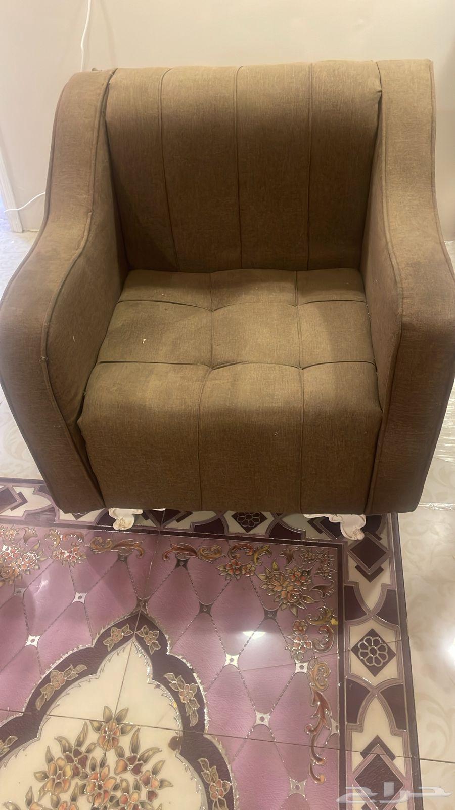 كنب خمس قطع اللون بني مستعمل غير نظيف يحتاج تنظيف64585943102081114