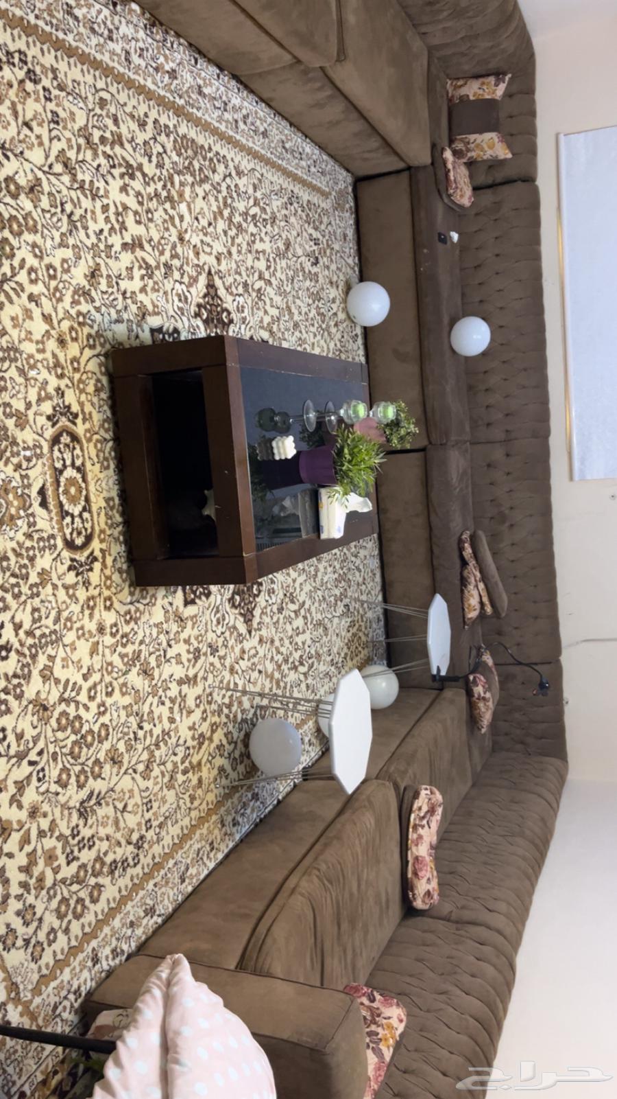 كنب متصل نظيف جدا وسجاده كبيره استخدام خفيف64594528483842110