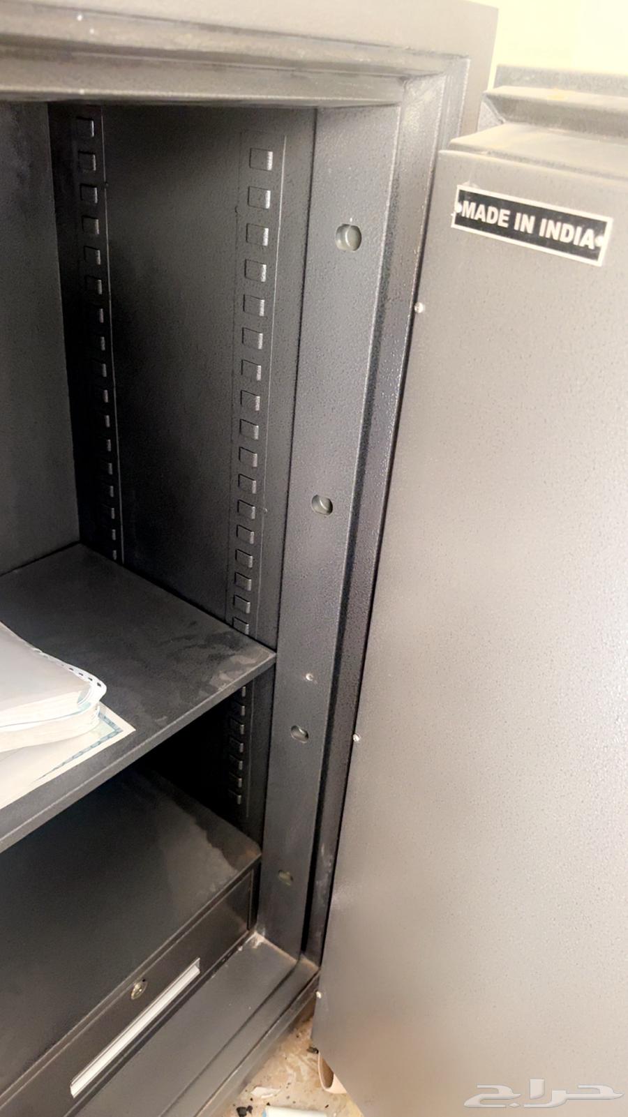 For sale. A safe weighing over 300 kg, 1 meter 40 centimeters in length and 50 in width64591900633857111