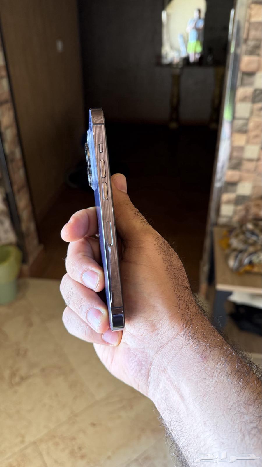 ايفون 14 برو لون مميز مع كامل ملحقاته 256 قيقا اللون المميز64595144325635114