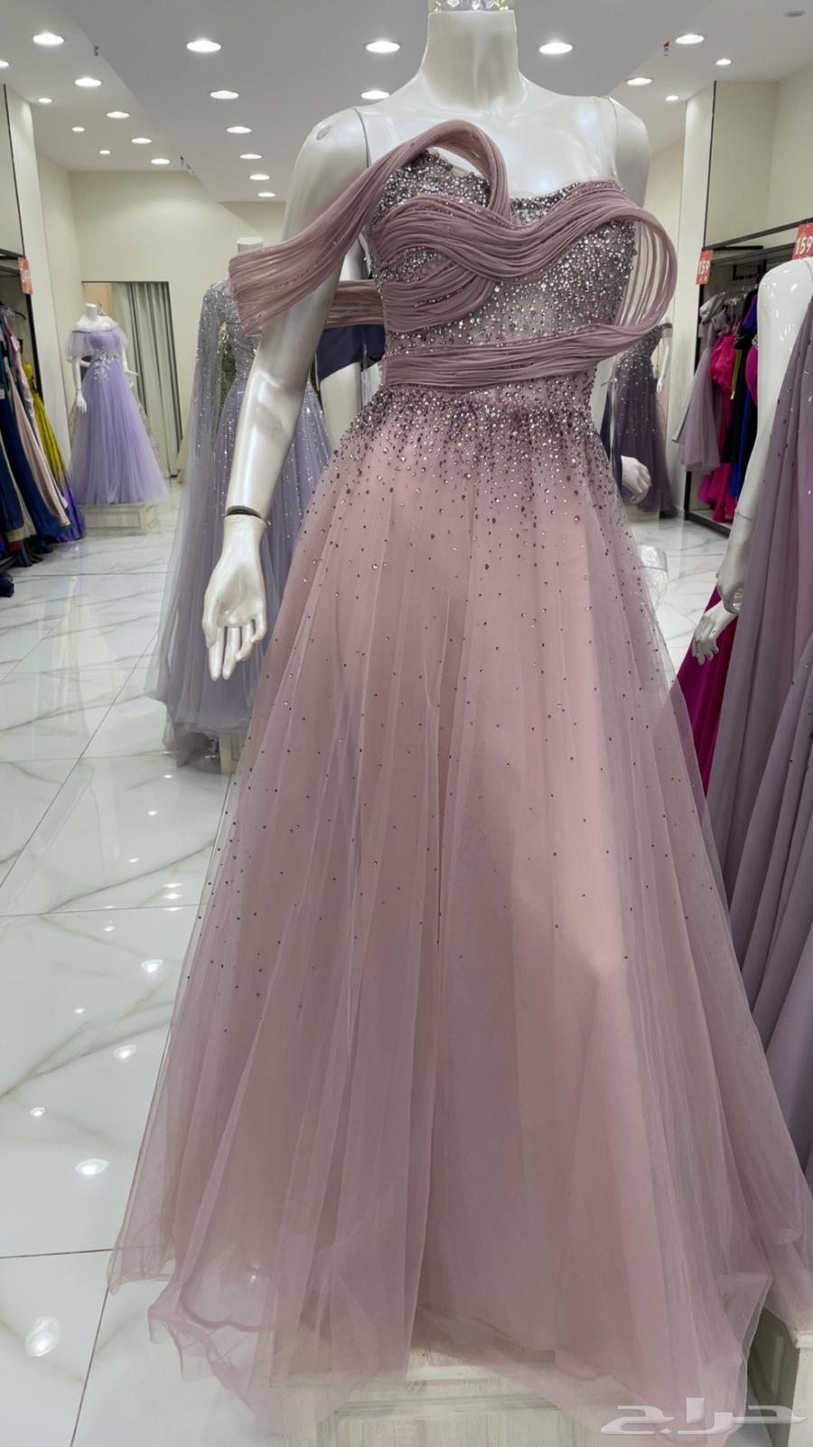 فستان من بوتيك شريته ب1300 وببيعه90064594148889730111