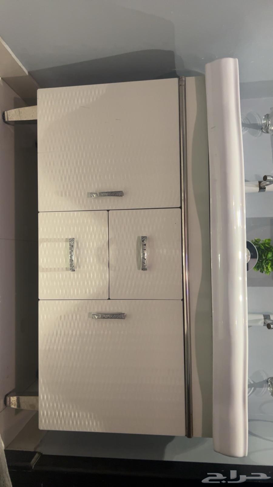 مغسلة بحالة ممتازة حوضين64590582011011113