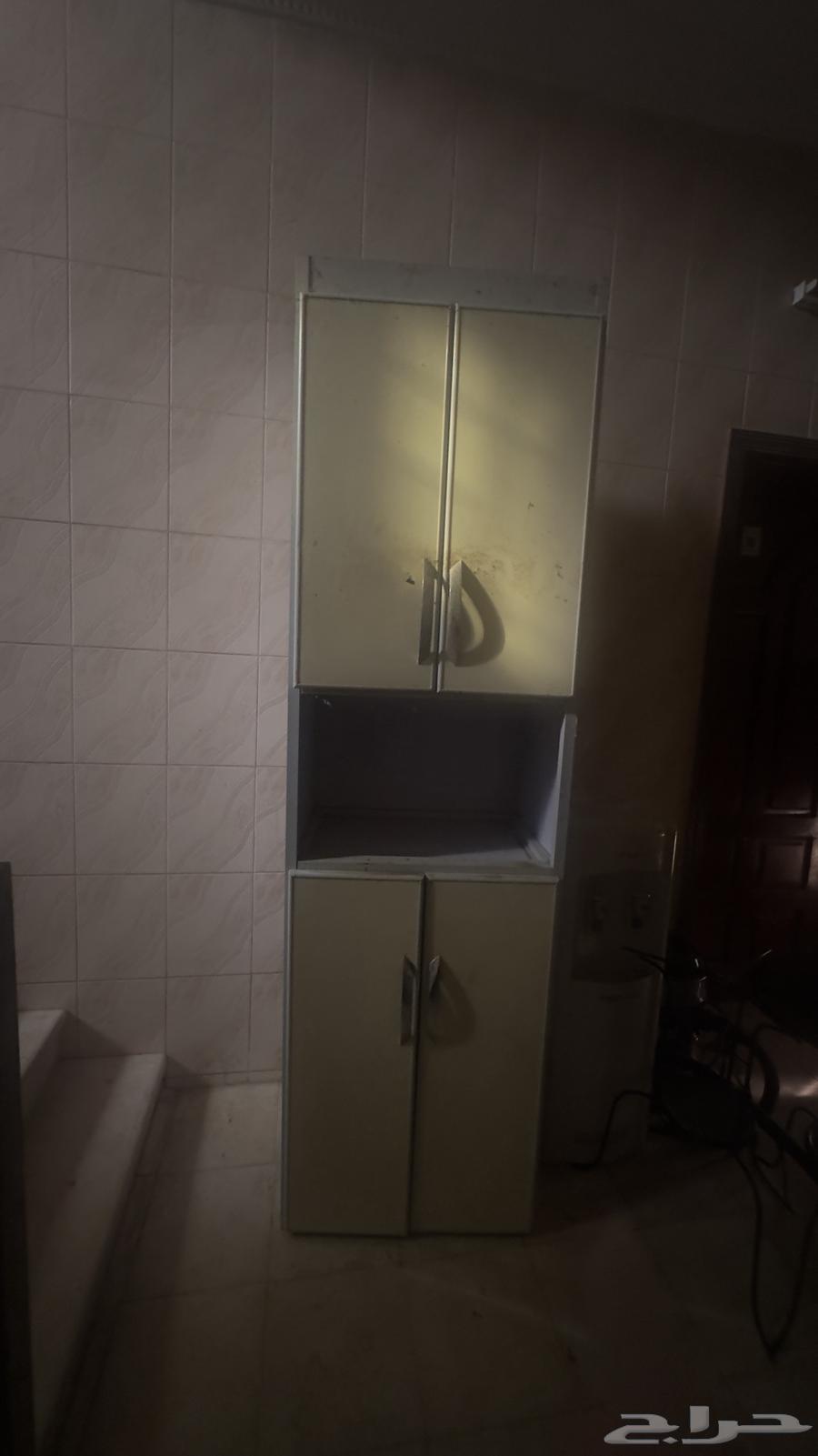 دولاب مطبخ اللمنيوم وطاولات حديد ومكنسة كهربائية ولوحه64592829965442113