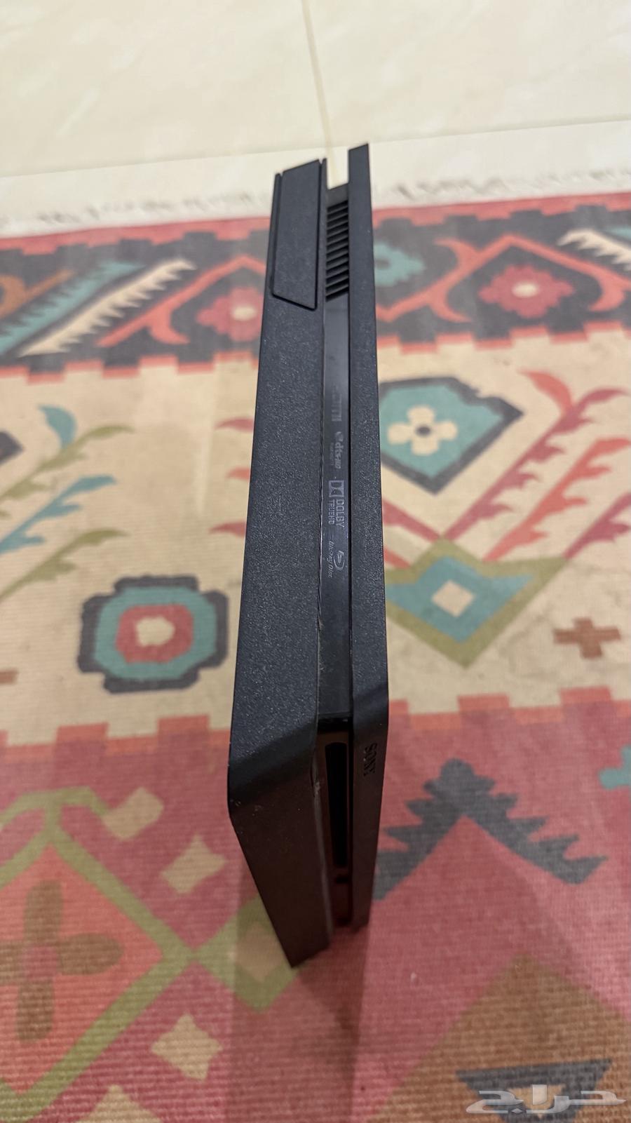 سوني 4 مع يد مستخدم64593974395267112