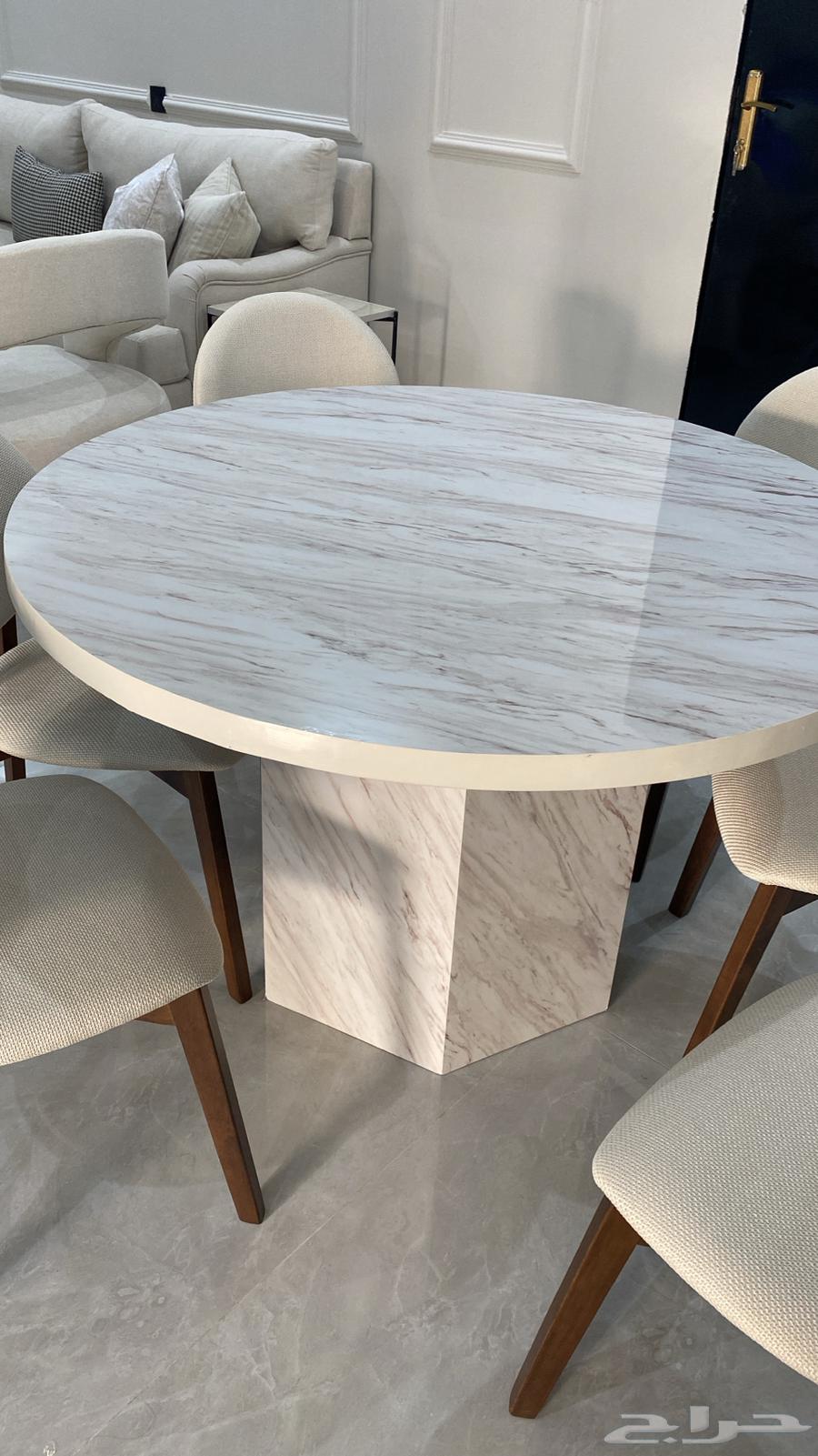 Dining table with 6 new chairs64594837815553110