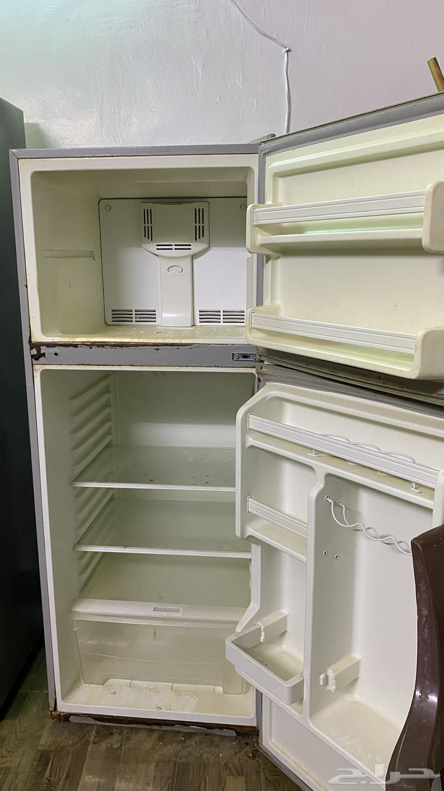 Three-eye gas stove and a refrigerator in good condition and both working64588918278657112