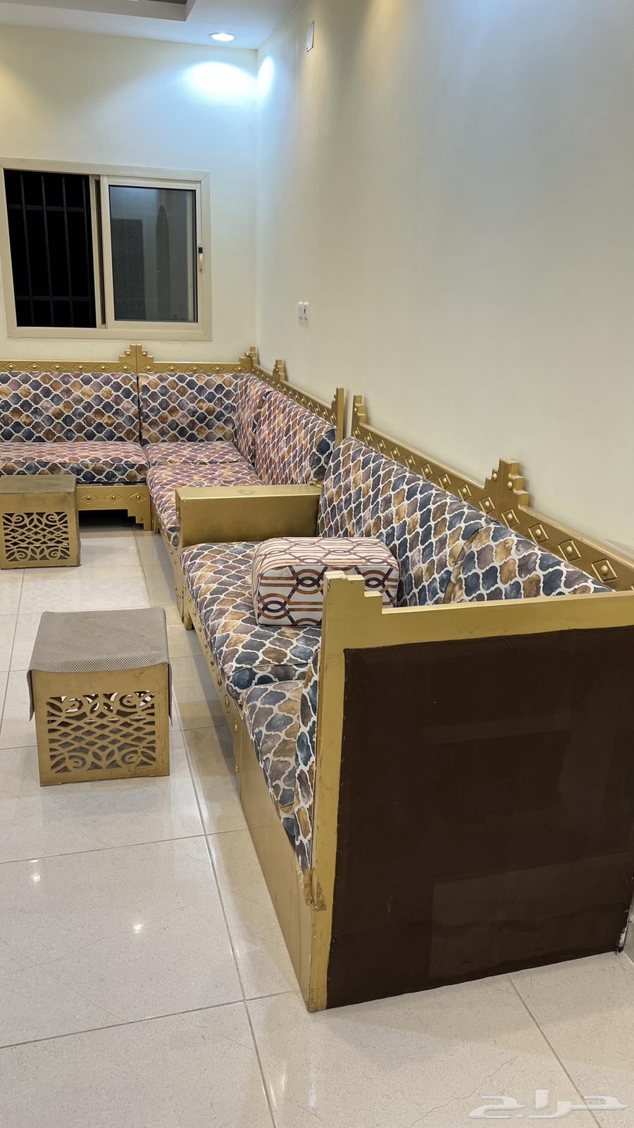 Sofa in very good condition, comes with four tables in good condition but needs spraying64589191410691113