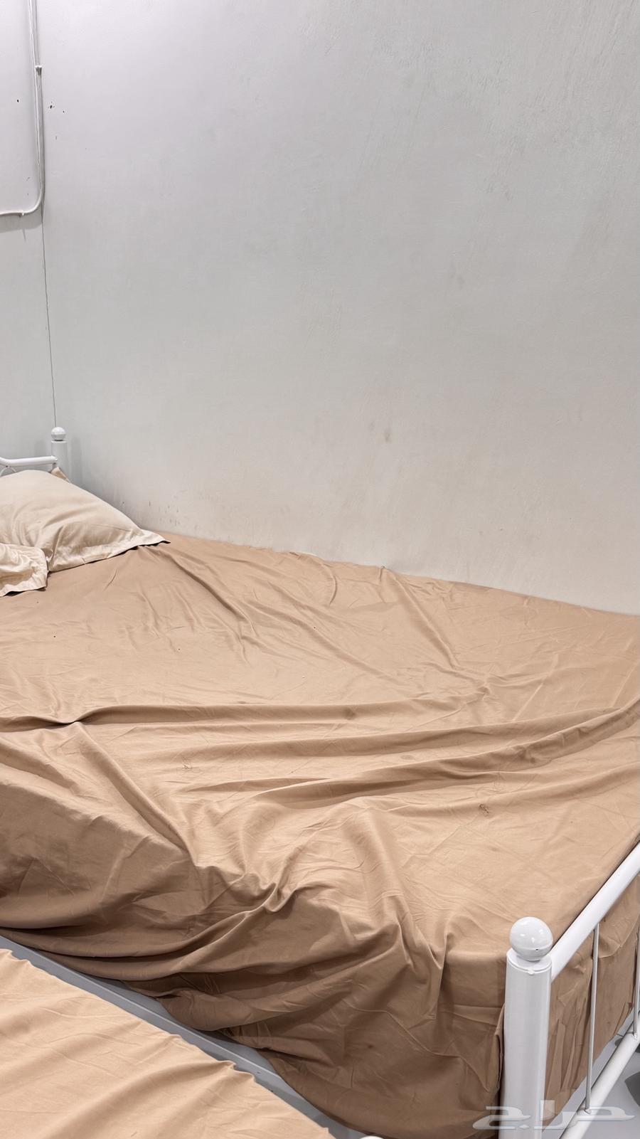 Two excellent double beds with no defects, including mattresses64588273378945111