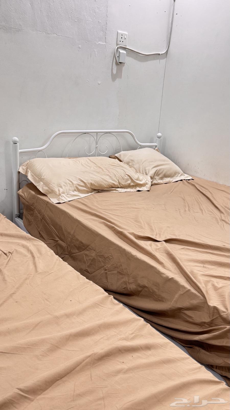 Two excellent double beds with no defects, including mattresses64588273378945110