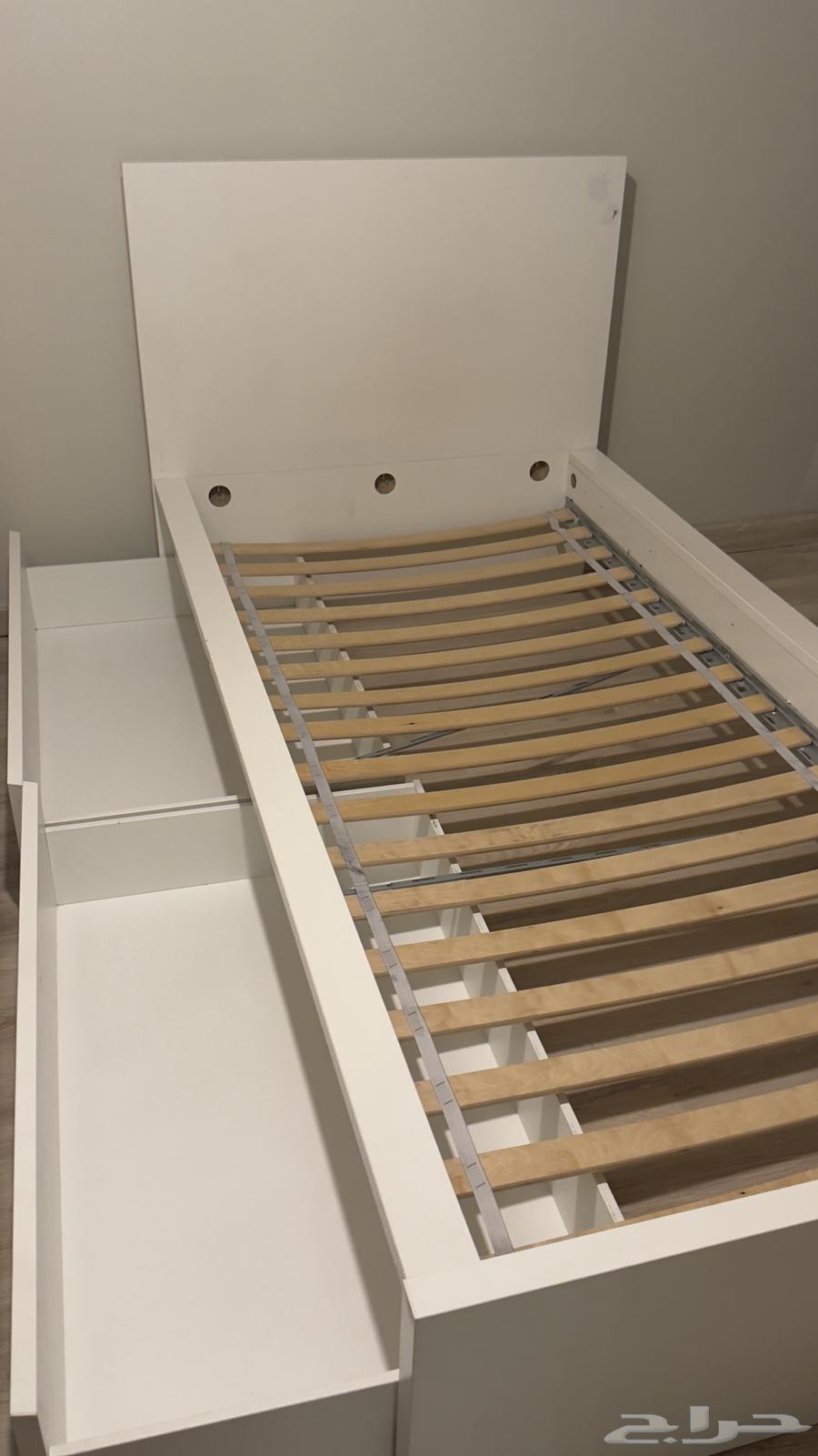 للبيع سرير فردي ابيض مع درجين تخزين من ايكيا64592781493635110