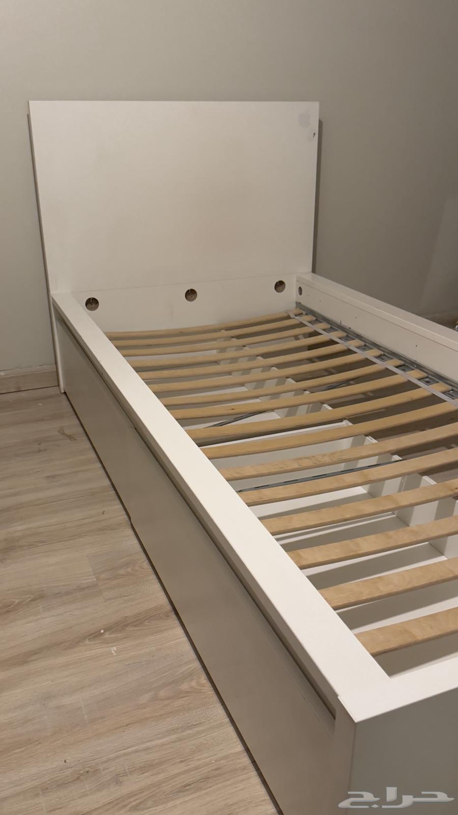 للبيع سرير فردي ابيض مع درجين تخزين من ايكيا64592781493635111