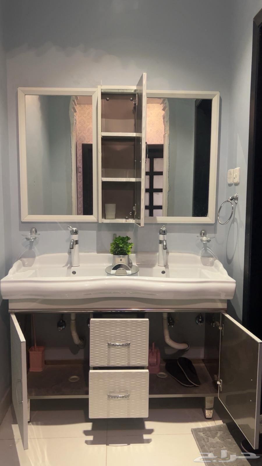 مغسلة بحالة ممتازة حوضين64590582011011112