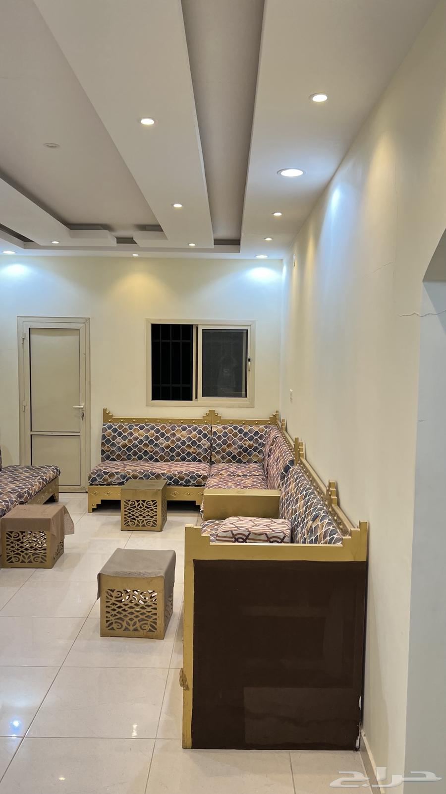 Sofa in very good condition, comes with four tables in good condition but needs spraying64589191410691112