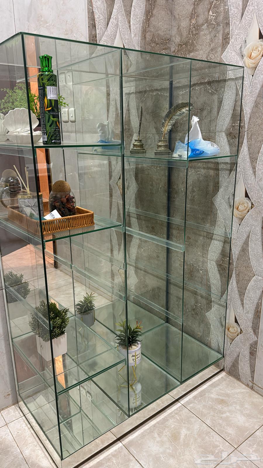 دولاب زجاج بحالة ممتازة للبيع64588260970242110