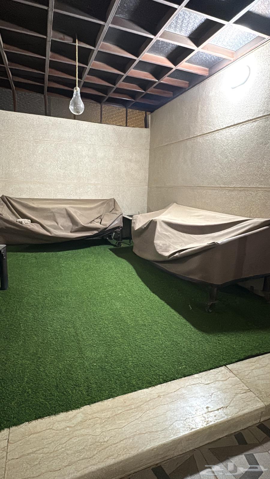 New table with partition for sale and courtyard seating64595919200003111