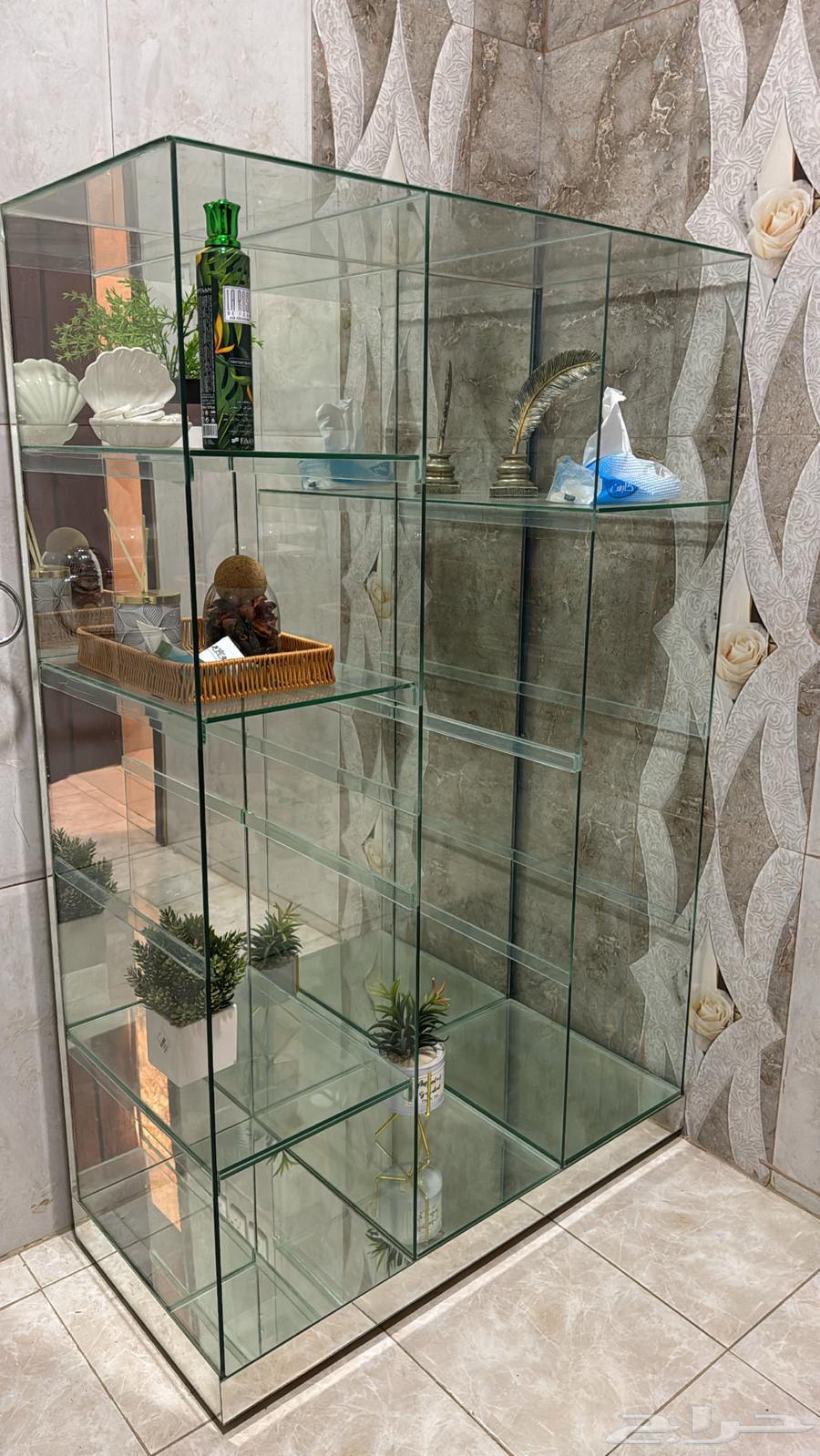 دولاب زجاج بحالة ممتازة للبيع64588260970242111