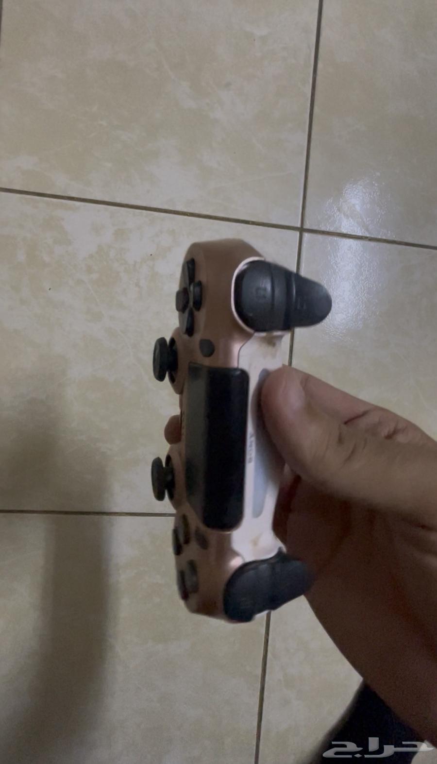 يدين بلاستيشن 4 للبيع64588557298177114