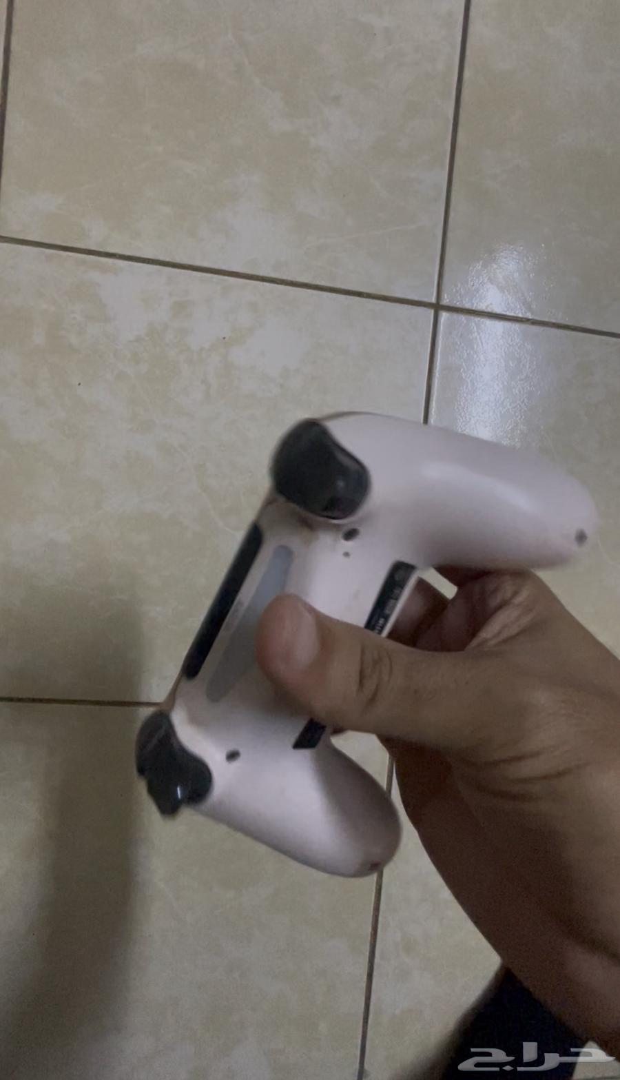 يدين بلاستيشن 4 للبيع64588557298177113