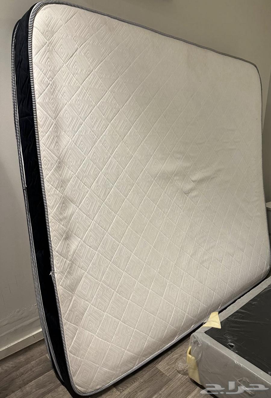 سرير فاخر بتصميم مودرن مع ظهر مبطن مخملي باللون الرمادي64595709441409111