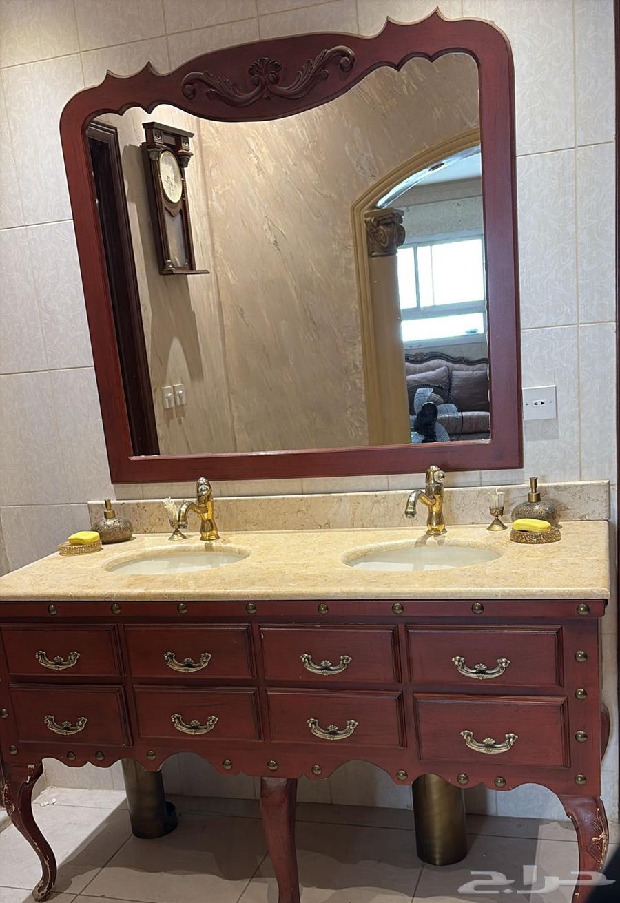 مغسلة خشب كلاسيك فخمه جدا  ونظيفه مع رخامها ومرايه للبيع64588482546690111