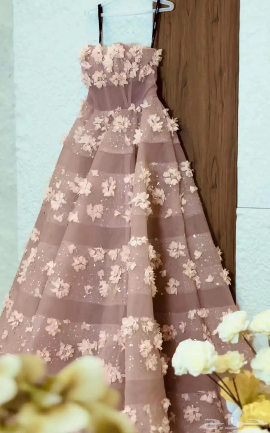 فستان من المصممة ANNO للإيجار64589216286338112